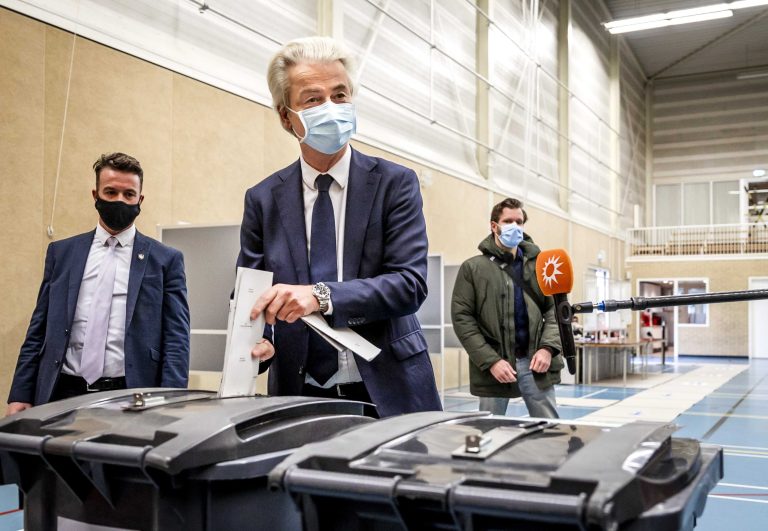 Súlyos terrorcselekményre készültek Hollandiában, le akartak fejezni egy politikust
