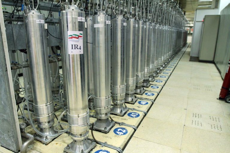 Hiába a közelgő atomügyi megbeszélések, Irán nem áll le a dúsítással