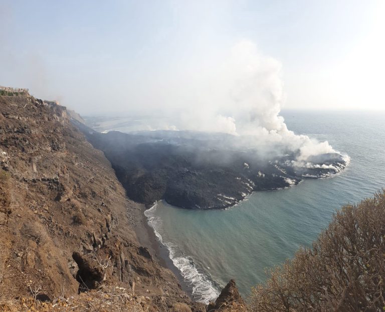 A veszélyes vulkanikus gázok miatt kijárási tilalmat rendeltek el La Palma szigetén