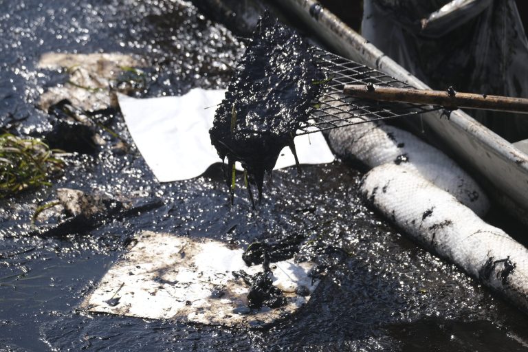 Nyomozók szerint már egy éve szivároghatott a kaliforniai olajvezeték
