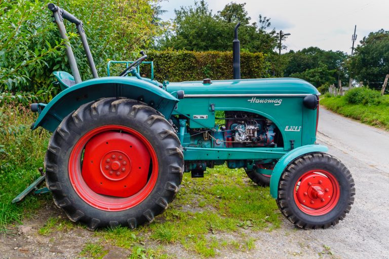 Egy mozdony és egy traktor ütközött Nemesapátinál, ideiglenesen lezárták a vasúti pályát