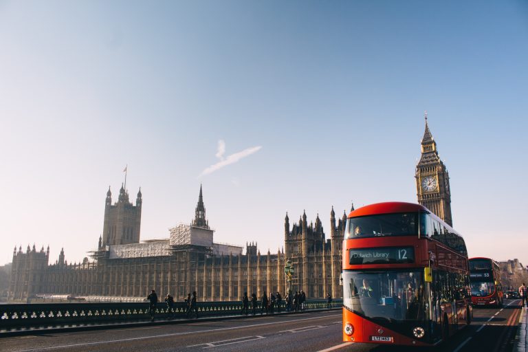 A járvány csak egy pofont adott a brit gazdaságnak, a Brexit egyenesen fejbe is rúgta azt