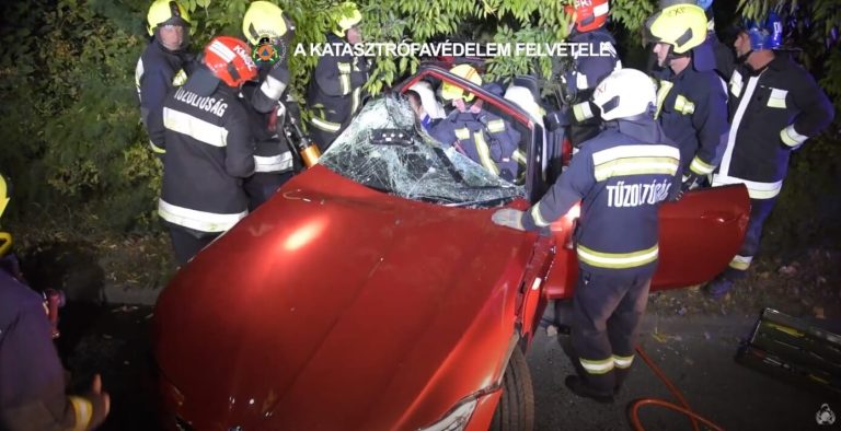 Drámai felvételen, ahogy a tűzoltók kiszabadítják a rommá tört BMW kabrió sofőrét