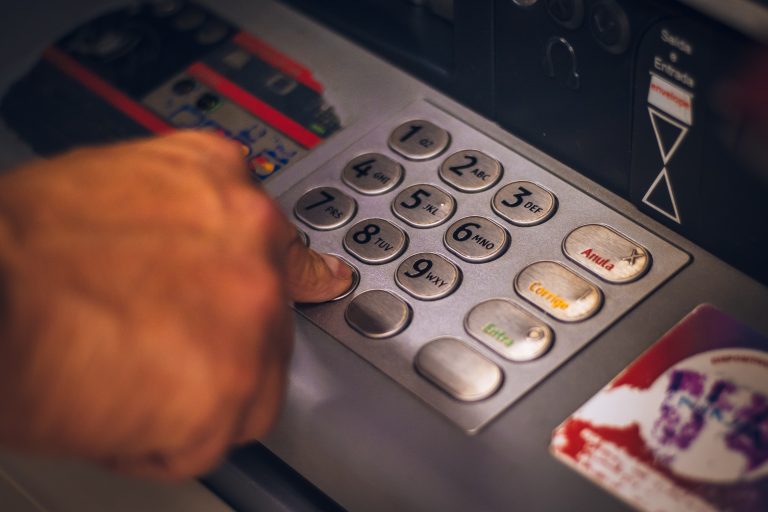 „Oktatófilmet” forgatott a bankautomaták feltöréséről – az ATM felrobbant, a férfi meghalt