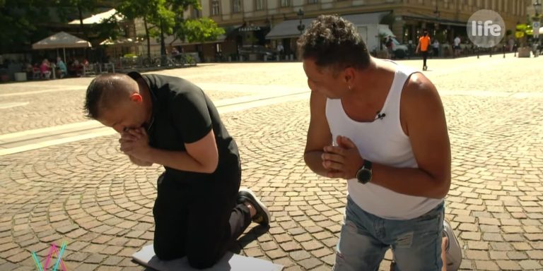 Győzike és Zoli a Szent István Bazilika előtt borult térdre, majd imádkozni kezdtek