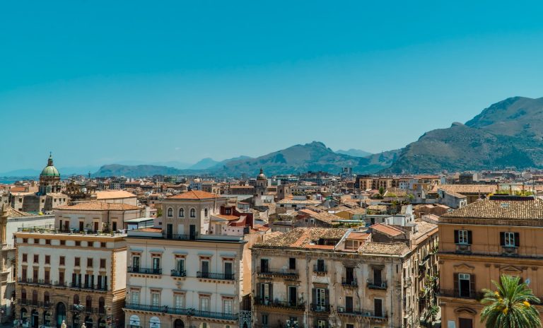 Két ember meghalt a Szicíliát sújtó áradásokban, víz alá került Catania belvárosa – videó