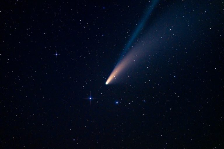 Száguldozó űrvulkánra bukkantak a Naprendszer közepén