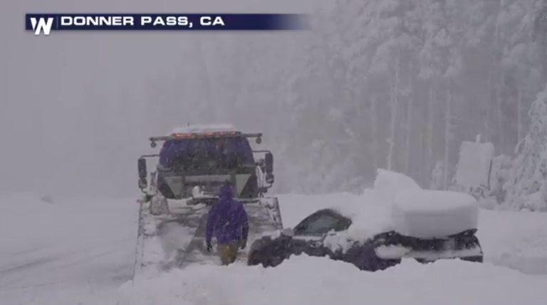 Akkora a hó Kaliforniában, hogy elakadtak a kamionok az úton