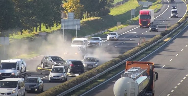 Csak erős idegzetűeknek: videón, ahogy fékezés nélkül belerohan a kocsisorba az M1-esen