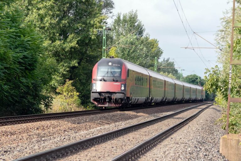 Sebesvonat gázolt embert a szolnoki állomáson