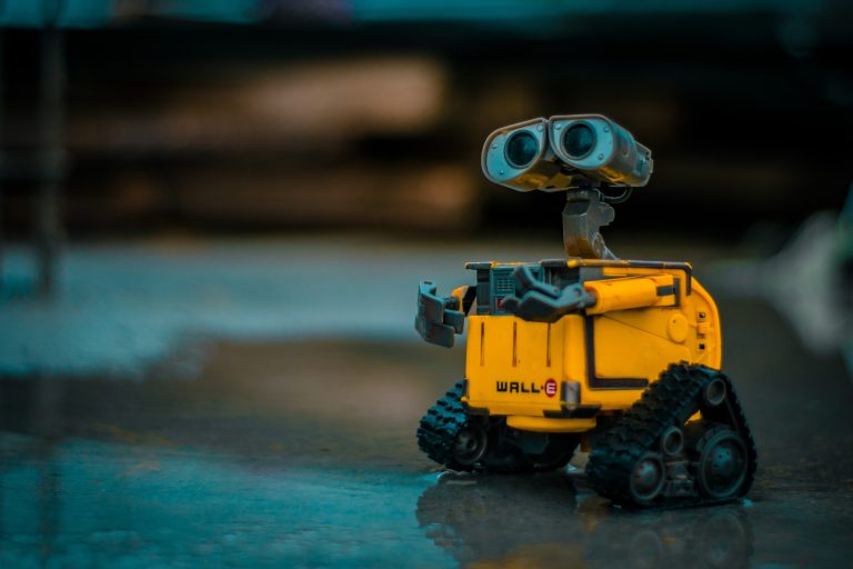 Robotzsaru: Járőrrobot figyelmezteti a lakosokat az utcán, ha helytelenül viselkednek