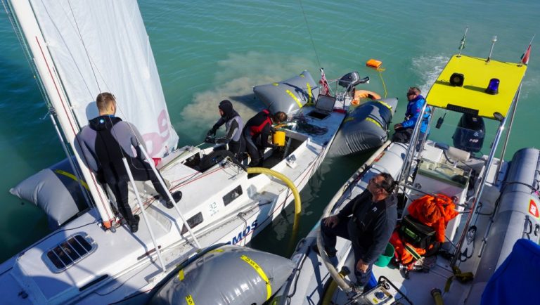 Videón, ahogy kimentik a Balatonból az elsüllyedt vitorlást