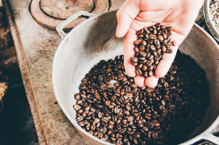 Munkajogok súlyos megsértése a Starbucks-hoz és a Nespressóhoz kötődő brazil kávéültetvényen