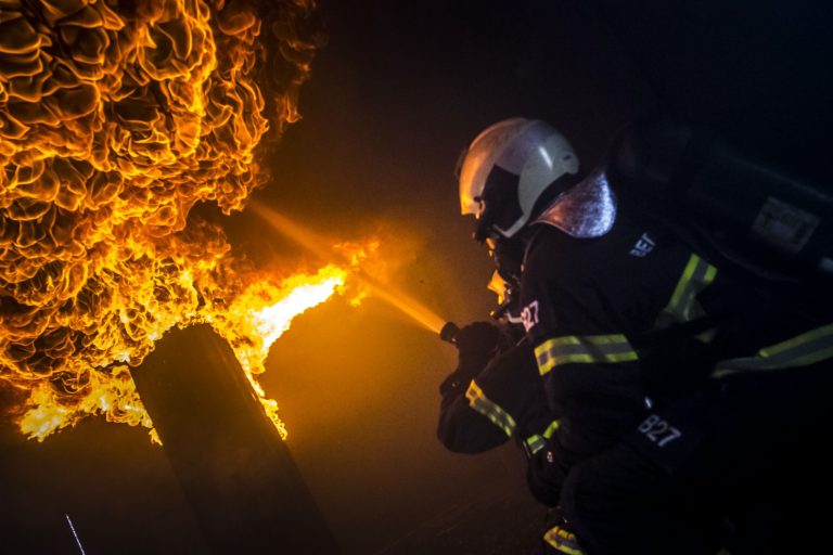 Lángokba borult egy maglódi raktárépület, embereket menekítettek ki