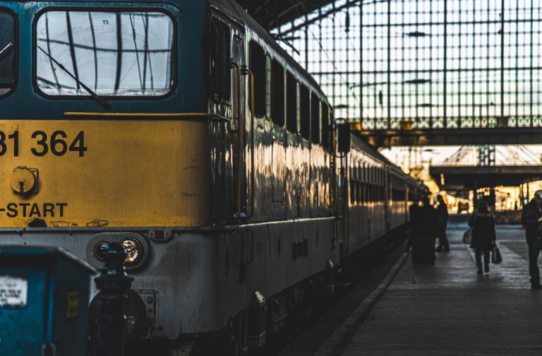 Hajnali vonatgázolás történt Vinár és Mezőlak között