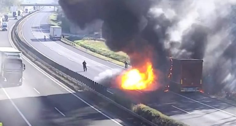Hatalmas lánggal égett egy kamion az M1-esen, majd robbant egyet (videó)