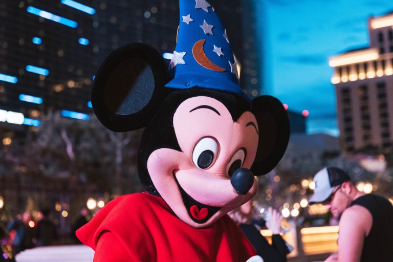 Mickey egeres pizsamában tartóztattak le egy fegyveres nőt, négy ember megölésével gyanúsítják