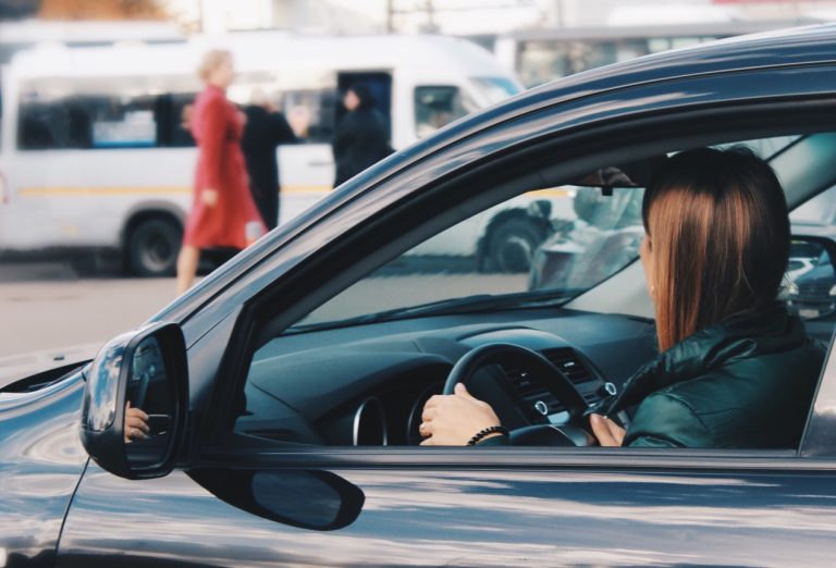 Húszezer forintos bírságot kaphatnak azok, akik nem engedik a házak előtti parkolást