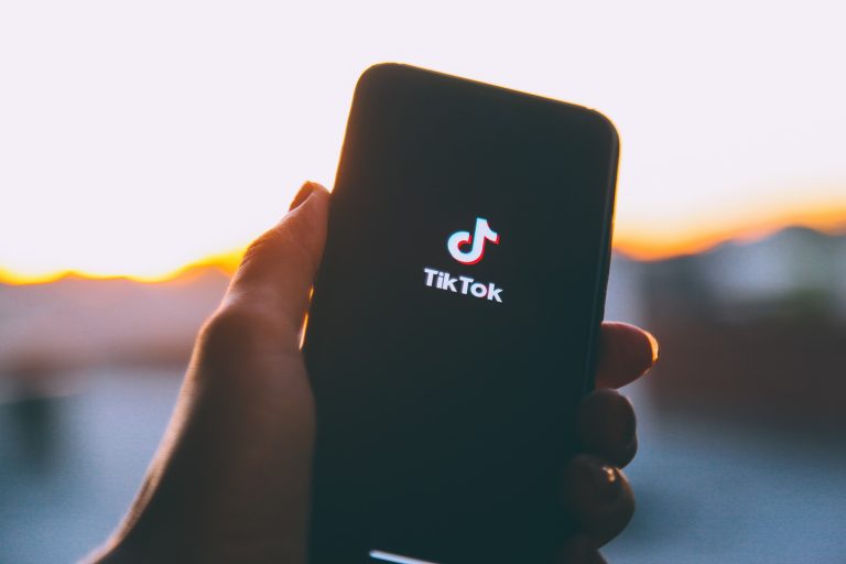 Tarol a TikTok-őrület: ezúttal egy tanárt vert fejbe hátulról egy általános iskolás diák