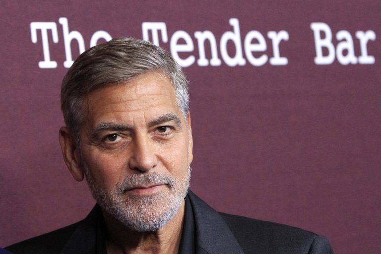 George Clooney szerint a fegyverbiztonságnak kell lennie a legfontosabbnak a forgatások során