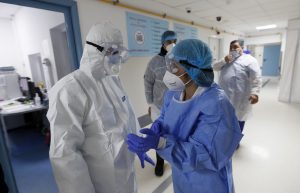 Nem bíznak a kormányban, ezért nem veszik fel a vakcinát: jelenleg megtelnek a halottasházaik