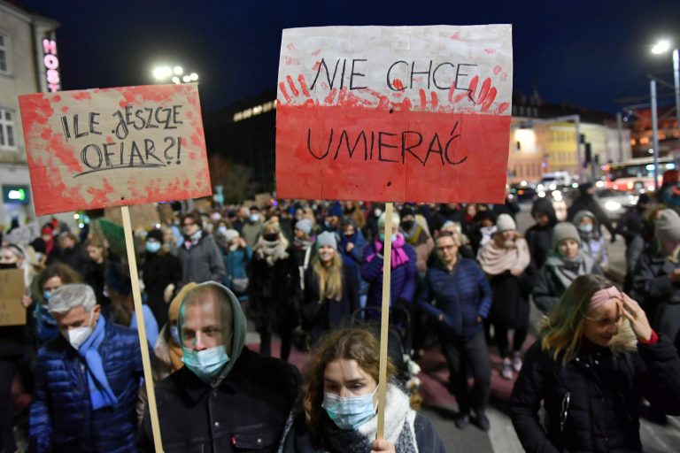 Megvan a lengyel abortusztörvény első halálos áldozata, több tízezren tüntettek miatta