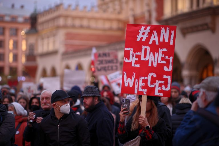 Minden terhességet regisztrálnának Lengyelországban, a kritikus hangok szerint tovább korlátozva a nőket