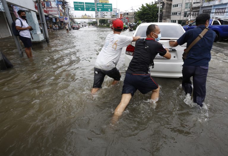 Már legalább 16 halálos áldozata van a súlyos áradásoknak