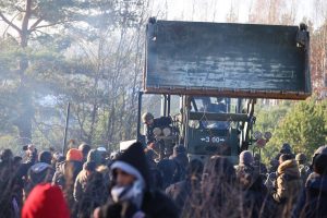 Menekültválság és fegyveres konfliktus veszélye a lengyel-fehérorosz határon