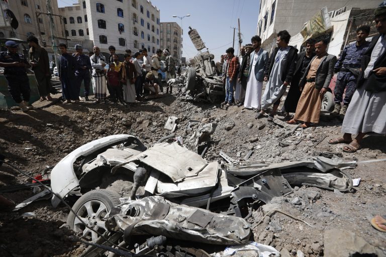 Megrohanták az amerikai nagykövetséget Jemenben a felkelők, túszokat ejtettek