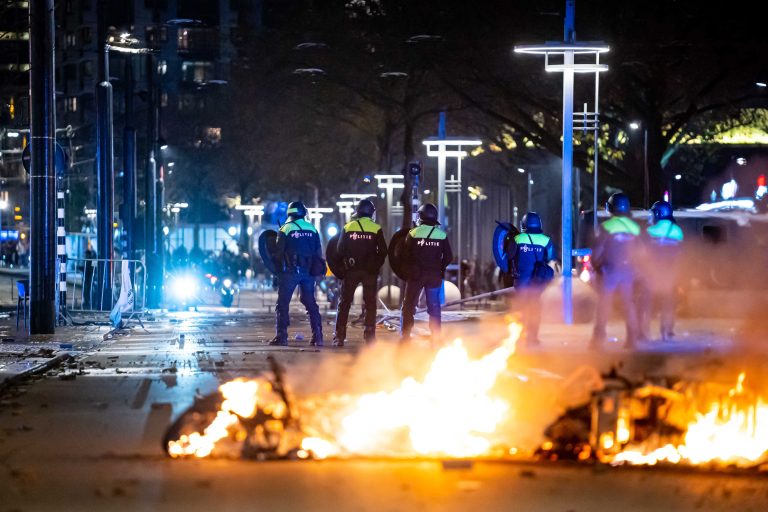 Hatalmas lezárásellenes tüntetés tört ki Hollandiában, a rendőrség a tömegbe lőtt (képekkel, videókkal)