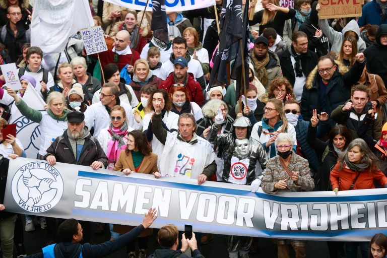 Videókon, ahogy Brüsszelben több tízezren tüntetnek a lezárások ellen