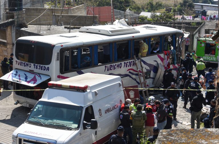 Buszbaleset történt Mexikóban, eddig 19 halottról tudni