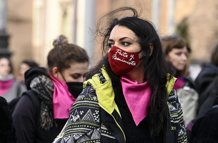 Tízezrek demonstráltak Európában a nők elleni erőszak felszámolásáért