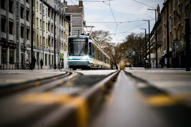 Nagy pillanat: elindult a tram-train Hódmezővásárhely és Szeged között