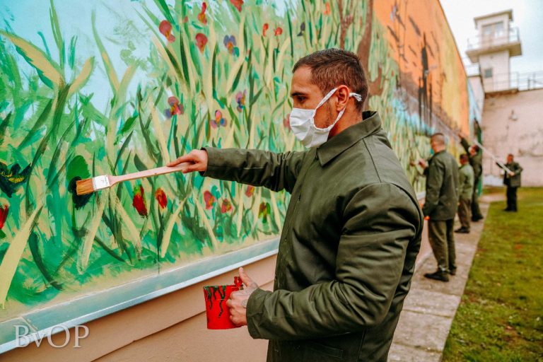 A váci fegyház fogvatartottjai egy hatalmas falfestményt készítettek az intézmény falára (videó)