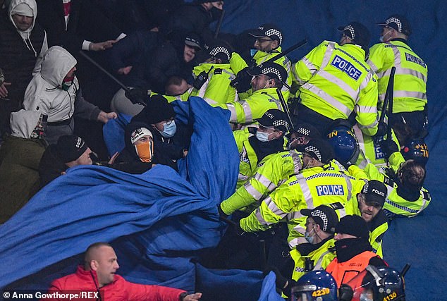 Káoszba torkollott a Leicester-Legia Varsó mérkőzés, több szurkolót letartóztattak (videó)