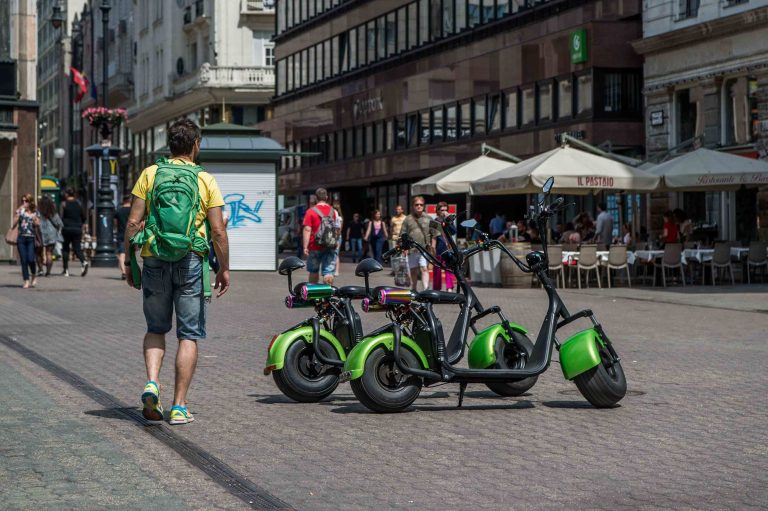 Szanaszét hagyott elektromos rollerek veszélyeztetik a gyengénlátókat