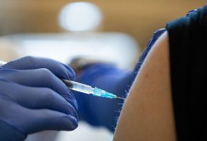 A munkáltatót terhelheti a felelősség a kötelezővé tett oltások mellékhatásai miatt