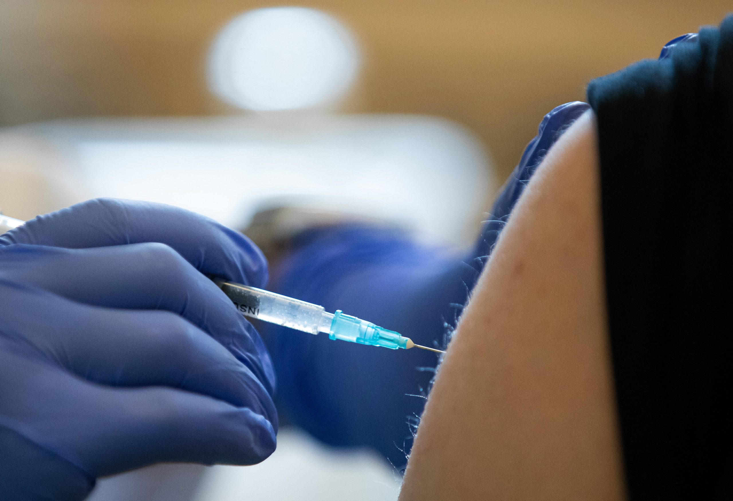 A munkáltatót terhelheti a felelősség a kötelezővé tett oltások mellékhatásai miatt