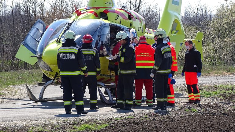 Teljes útlezárás, több sérült és mentőhelikopter a 6-os főúton