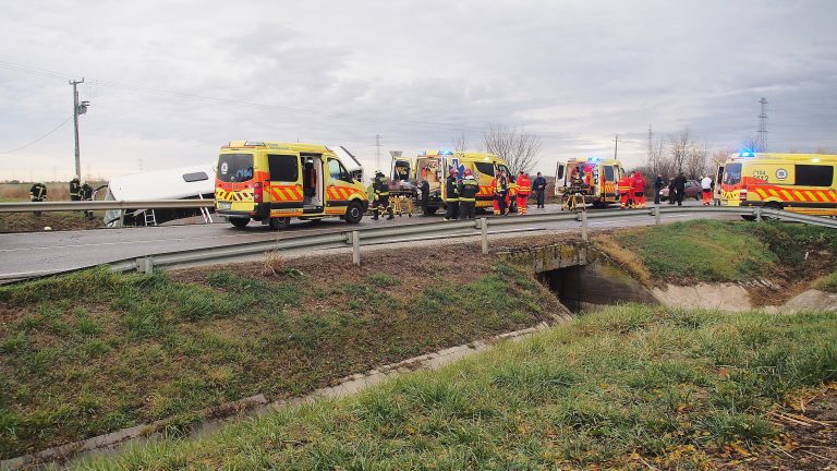 Kiderült, hányan sérültek meg a hódmezővásárhelyi buszbalesetben