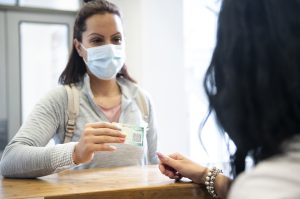 Több mint egy tucat ügyben nyomoz a rendőrség hamis védettségi igazolványok miatt