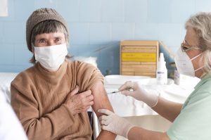 A WHO igazgatója elmondta a véleményét a kötelező oltás bevezetéséről