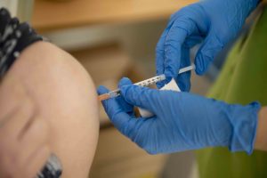 Érvénytelenné válhatnak a védettségi igazolványok harmadik oltás nélkül