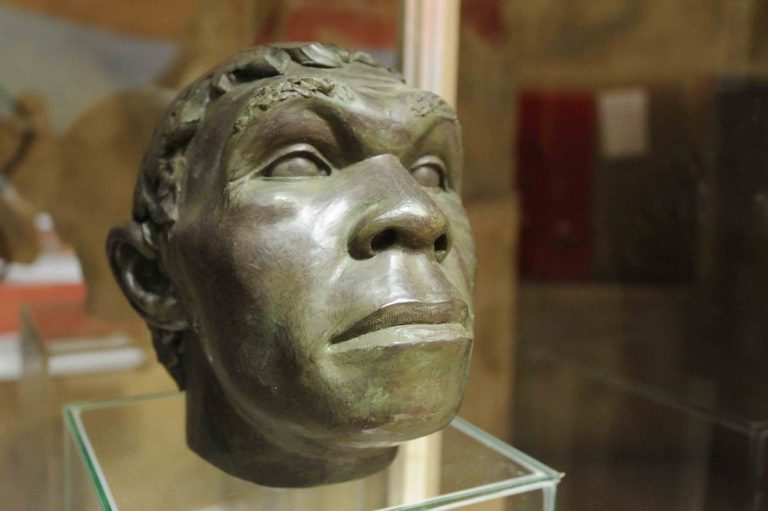 200 ezer éves ősember maradványaira bukkantak egy szibériai barlangban