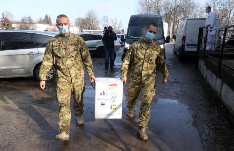 Újra a kórházak szolgálatába állnak a katonák