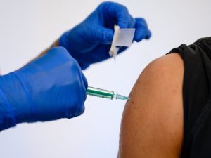 Szlávik üzent az oltatlanoknak: minél hamarabb vegyék fel az oltást a nagy járvány miatt