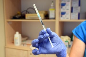 Negyvenszer gyengébb védettséget nyújt a Pfizer-vakcina az omikron variánssal szemben