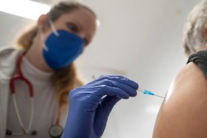 Merkely nem tartja valószínűnek, hogy az új mutáns azonnali hatalmas 5. hullámot generáljon